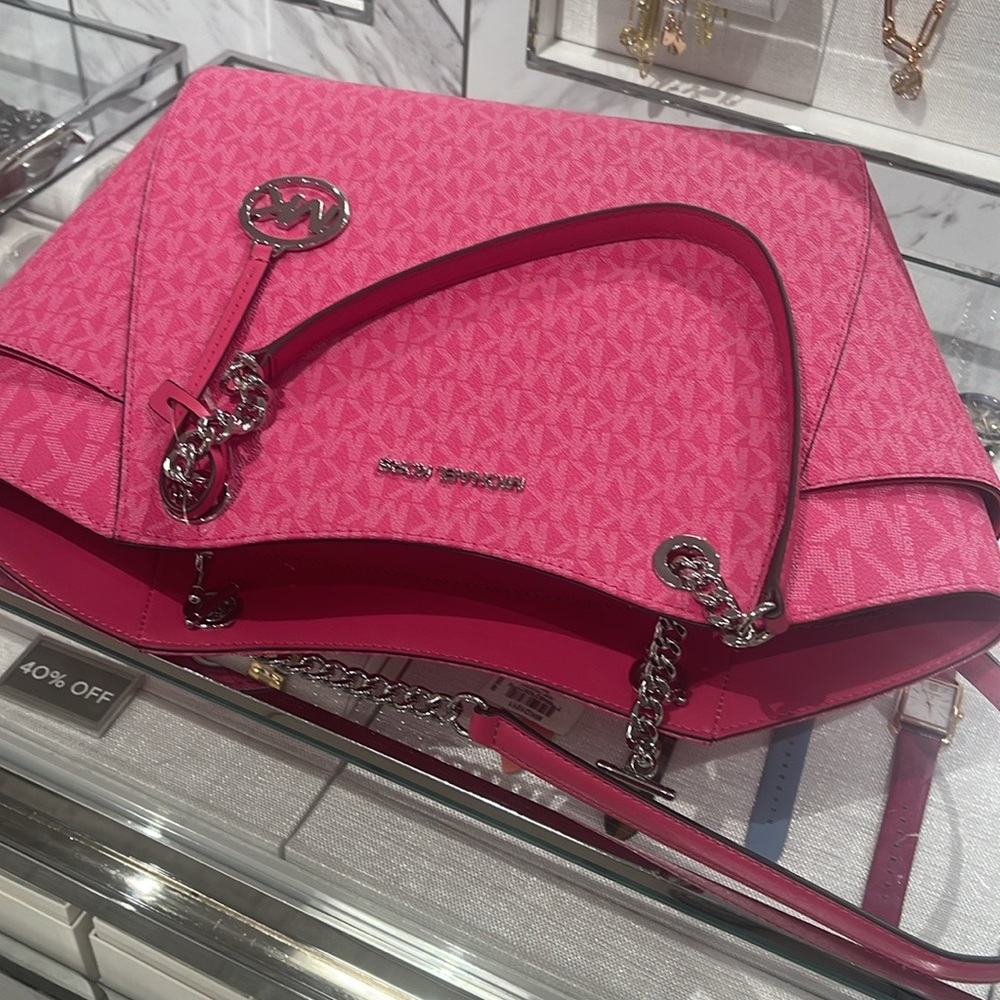 Michael Kors Pink Jet Set Travel Lg Signatr Logo Chain Shoulder Tote
Dragonfruit - Picture 8 of 16